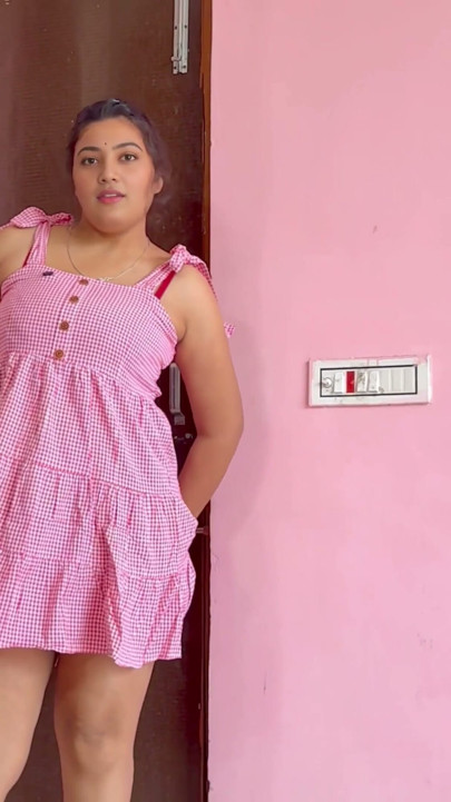 La hermanastra va al departamento con su novio, así que su hermanastro la atrapa y hace algo, Video Viral Completo en Hindi | Clip 1