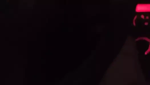 Otobanda araba sürerken sikimle oynuyorum