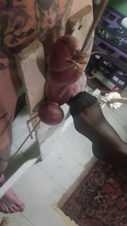 古德女孩不卫生地钉十字架睾丸摧残 第2部分