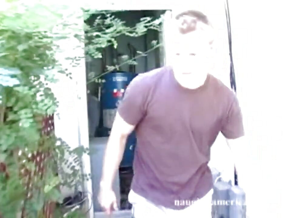 לגמרי טביתה מזדיינת בספה עם התחת הגדול שלה