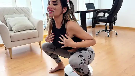 WTF? Der stiefvater benutzte den Staubsauger roboter, damit seine stieftochter auf einem dildo sitzen konnte!