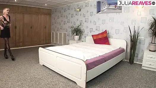 Блондинка подпрыгивает тугой киской на хуище