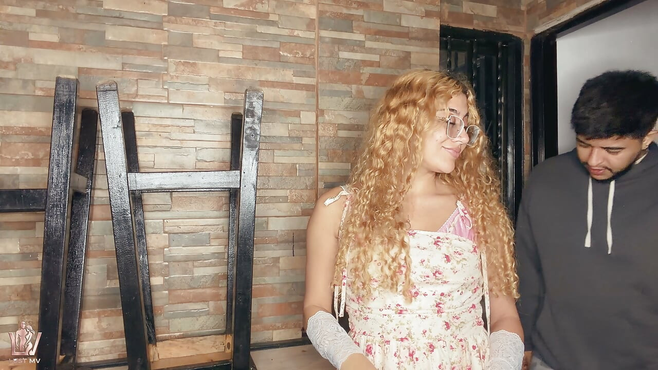 Encontrei uma garota na rua vestida de coelho. Eu a levo para casa, e ela esguicha pesadamente enquanto eu a fodo na bunda.