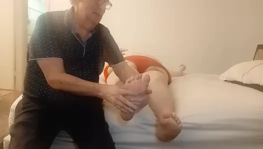 Ayak fetişi hayranım için teşekkürler erkek arkadaşım losyonlanıyor ve yalıyor ayak parmaklarımı emiyor