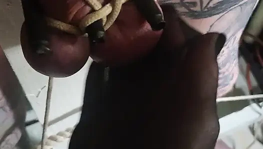 Unhã1/4riges Crucifix-ballbusting