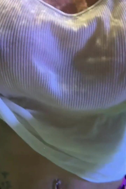 호텔 수영장에서 거대한 이두근을 구부리는 아마존 캔디