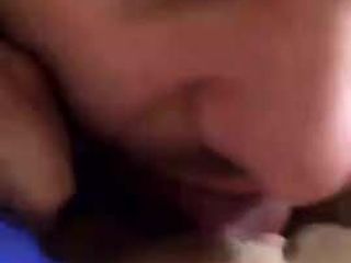 Быстрое видео мужика, поедающего киску