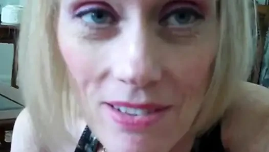 Melanie kocasına oyununu izletiyor