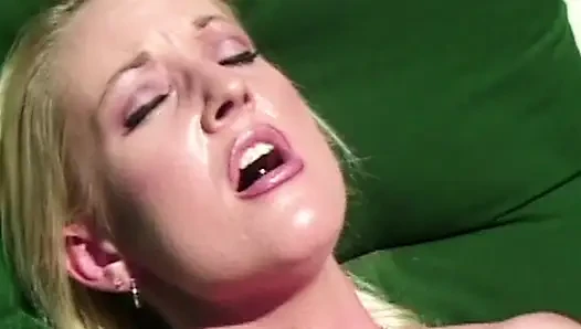Blonde Schönheit masturbiert im Freien