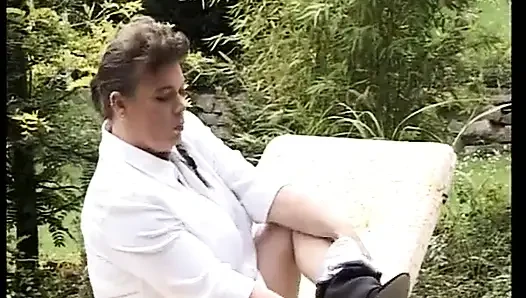 Büyük memeli Alman orta yaşlı seksi kadın yarasayla oynuyor
