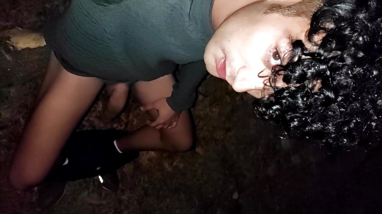 Ao ar livre, masturbação depois da noite em execução acaba com esfregar porra grossa no próprio pau
