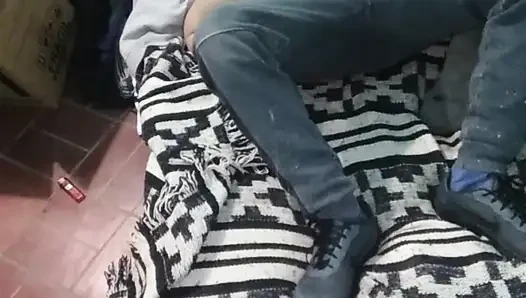 Gadis montano dengan kasur di lantai