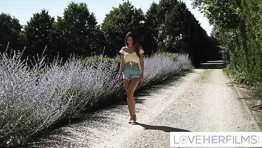 Güzel orta yaşlı seksi kadın Natalie Grace büyük siyah yarağa biniyor