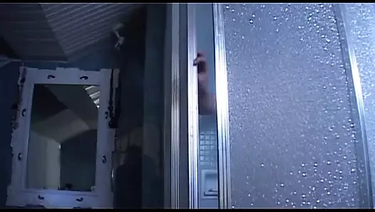 Unsichtbarer mann duscht frau mit dicken möpsen