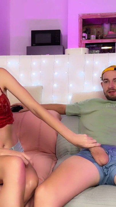 Elena Ross empieza despacio y sucio con una paja mojada en lencería (parte 1) | Clip 1