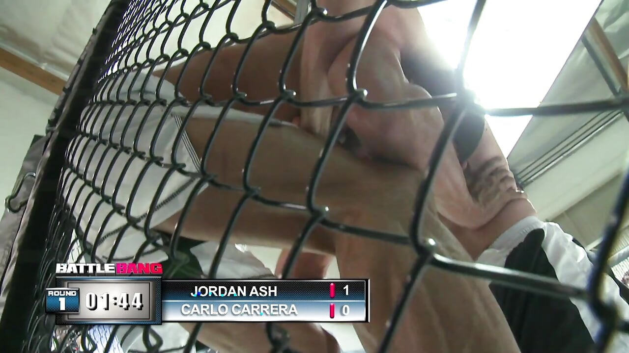 כוס מפולפל כבד של חור סתמי ועסיסי נראה קטן ומלא בפנים