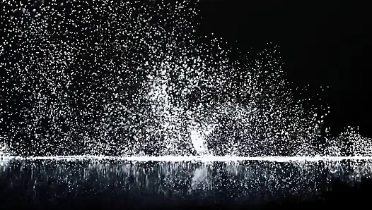 Симпатичная брюнетка принимает порцию спермы на ее большие груди