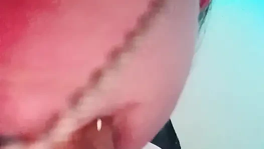 Üvey kız gırtlağına kadar alıyor ve yüzüne boşalıyor