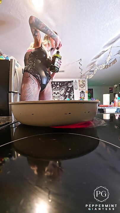 Reuzin serveert Kip Piccata in 8-inch hakken en zwarte lingerie