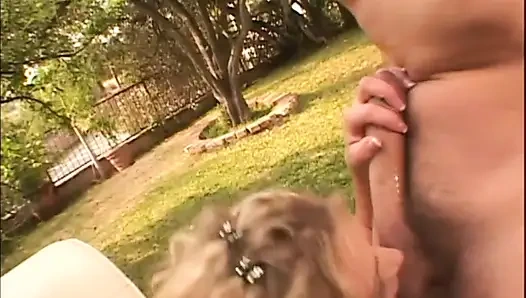 Sarışın sürtük açık havada zar zor sikiliyor