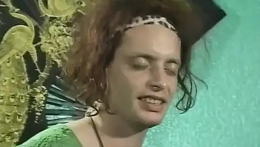 Странная пара рыбачила с дороги