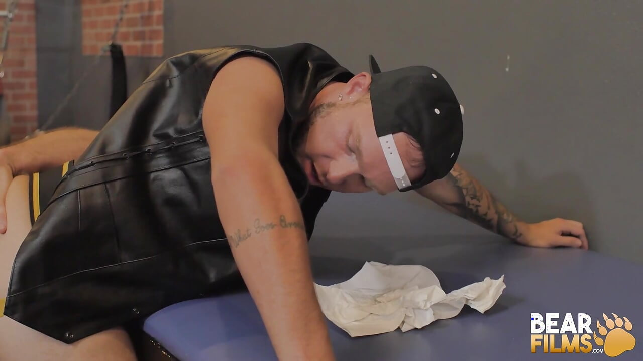 Bearfilms Mišićavi Medvjed Sebastian Sax jeban od Parkera Logana