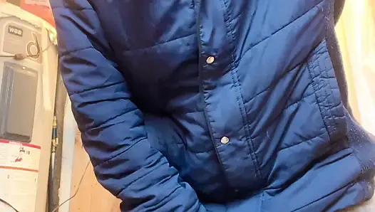 Hana lagi masak di dapur sebelum kencing di toilet