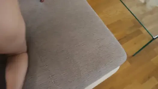 Büyük memeli sarışın orta yaşlı seksi kadın kanepede her santimi alıyor
