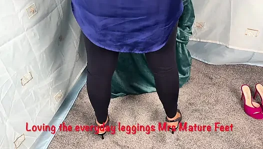 Mrs Mature Feet and her Big Granny Pants 423