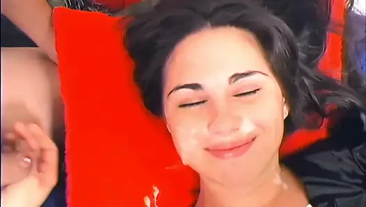 Angelina si pembantu perancis dengan memek berbulu lagi asik muasin memeknya
