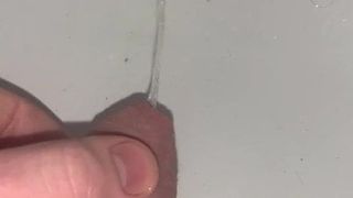 Une bite douce pisse dans un évier