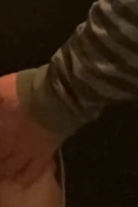 זר אוהב להכניס את האצבע שלו לכוס של הזונה