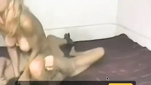 Две винтажные телочки дерутся из-за их неверного бойфренда