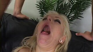 Seksowna młoda blond dziewczyna ma swoją mokrą cipkę zerżniętą