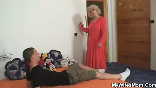 Une femme surprend une maman excitée chevauchant la bite de son mari