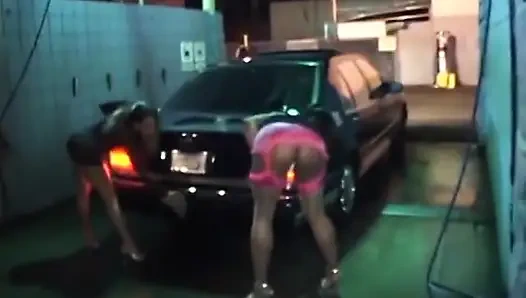 Две удивительные чернокожие девушки уделают одинокого мужчину на большой кровати дома