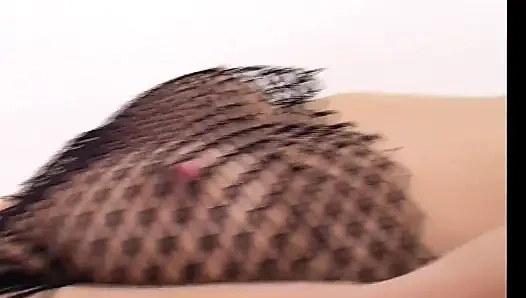 Красивая возбужденная блондинка наслаждается большим дилдо и пальцами внутри ее киски