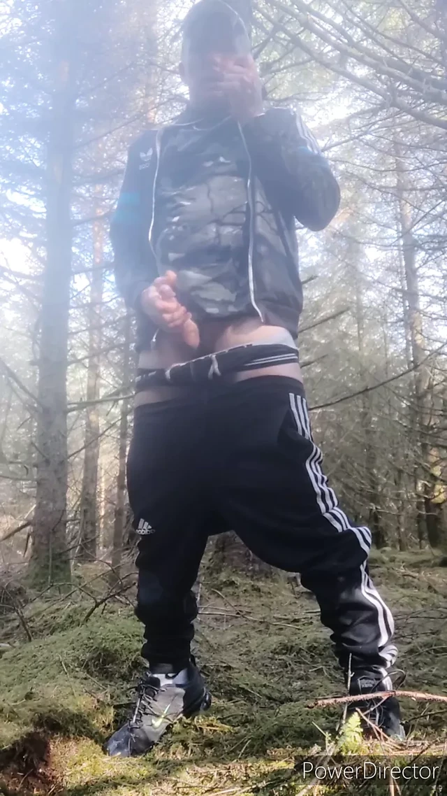 Scallyoscsr desperately pissing in the woods and cumming