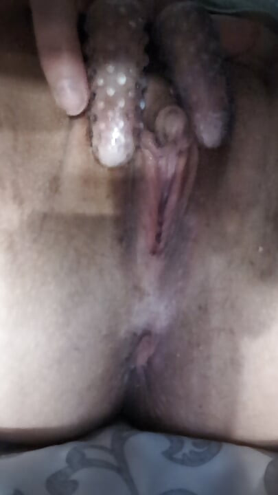 Prstima svoju pičku i klitoris s novim igračkama za prste