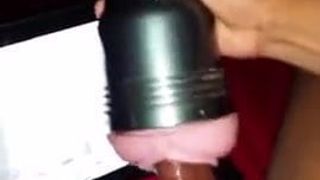 Đàn ông thủ dâm với đồ chơi tình dục bỏ túi âm đạo Meatlight