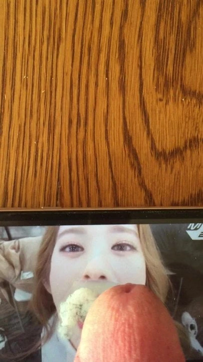 Momoland Daisy cum tribute