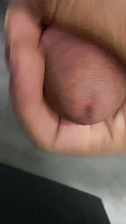 En el baño había una polla que se estaba poniendo dura, solo sabiendo aguantar sin poder hacer nada