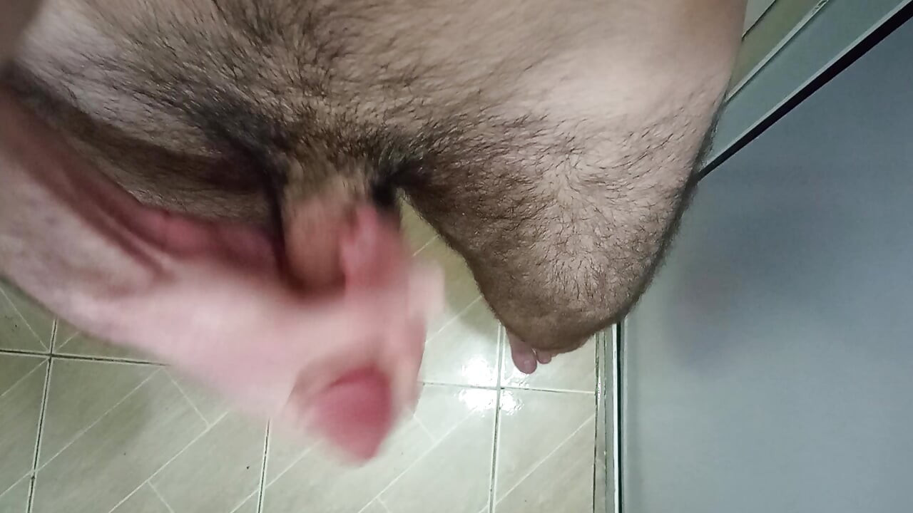 Patlayıcı boşalma, zayıf genç adam mastürbasyon yapıyor