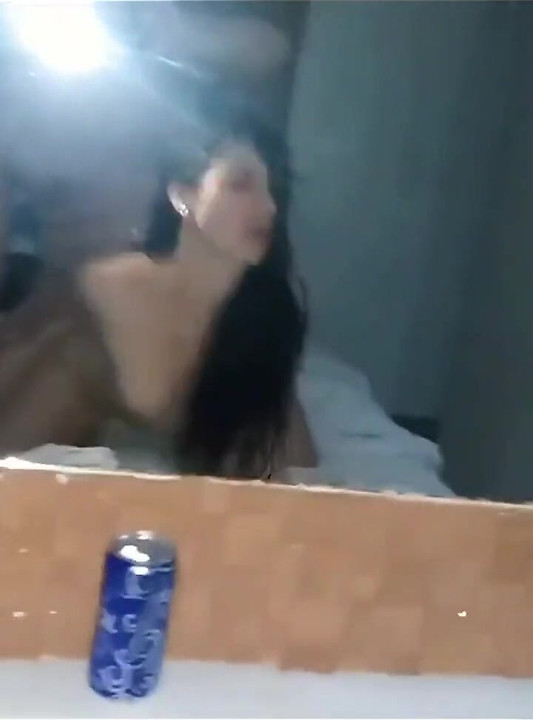 Fui a la casa de mi amigo, no pude resistirme, y le di mi culo!