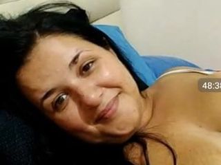 Latina toont webcam met grote borsten