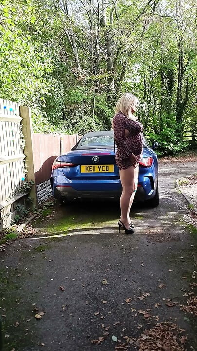 Seksikäs crossdresser kellycd2022 pienessä leopardikuvioisessa mekossani, saumattomissa sukkahousuissa ja korkokengissä