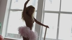 Крошка-блондинка Julia Reutova возбуждает нас в этом эротическом HD видео