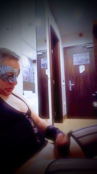Uzbudljiv trenutak iz "Kurvinskog transvestita za tate u hotelskoj sobi"