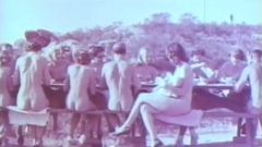 알몸의 라이프스타일을 즐기는 야외 나체주의자(1950년대 빈티지)
