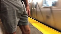 Macho gostoso se masturba no metrô